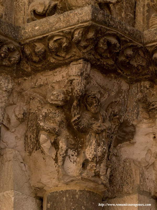 CAPITELES DE LA PORTADA
